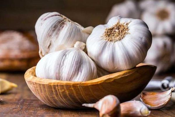 راز گذاشتن یک حبه سیر زیر بالشت